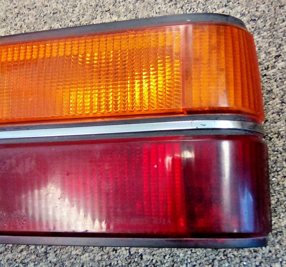 Luz trasera derecha Renault Alliance 1983-1986 usada LOC-111DG Foto 4 de 4