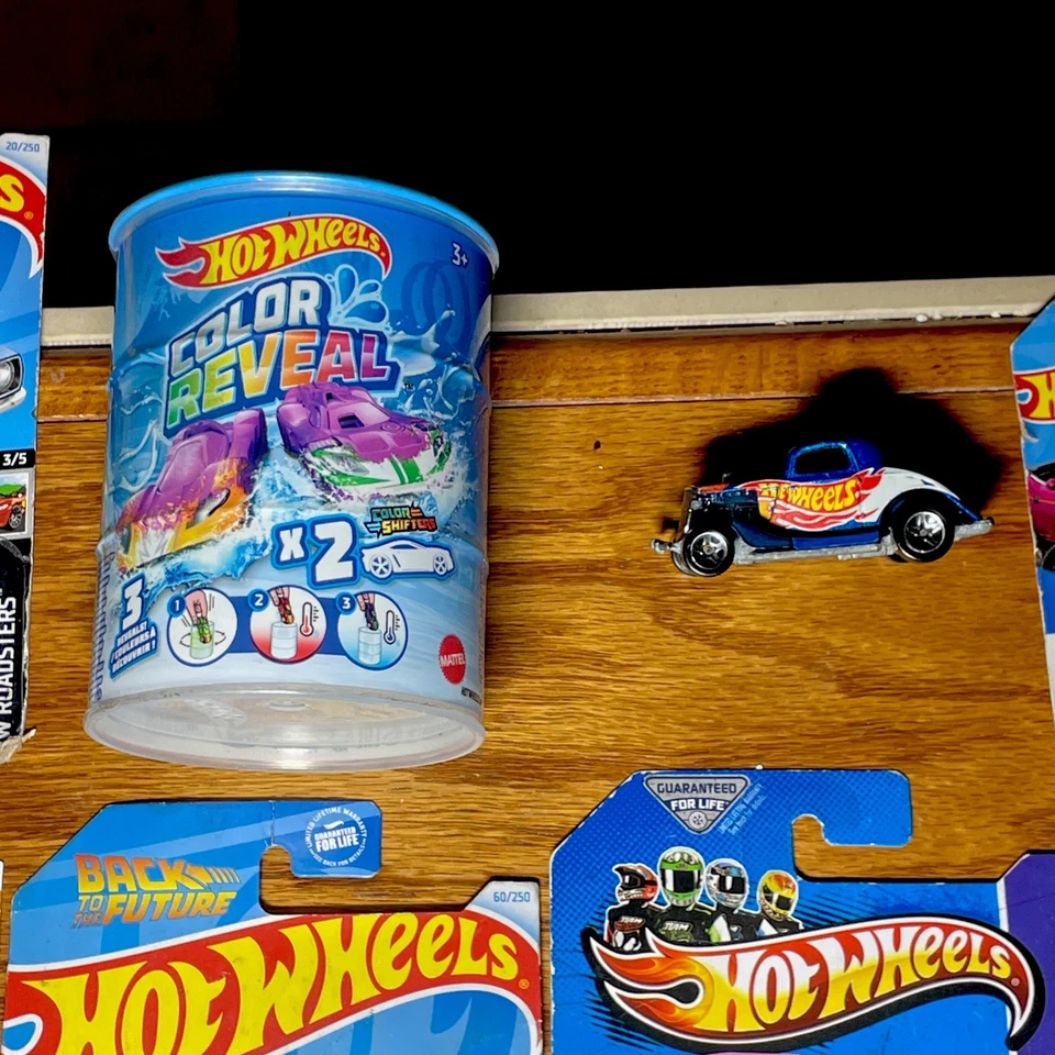 Coches y camiones fundidos a presión Hot Wheels en tarjeta nuevos en caja, revelación de color, Batman, Delorian Foto 3 de 4
