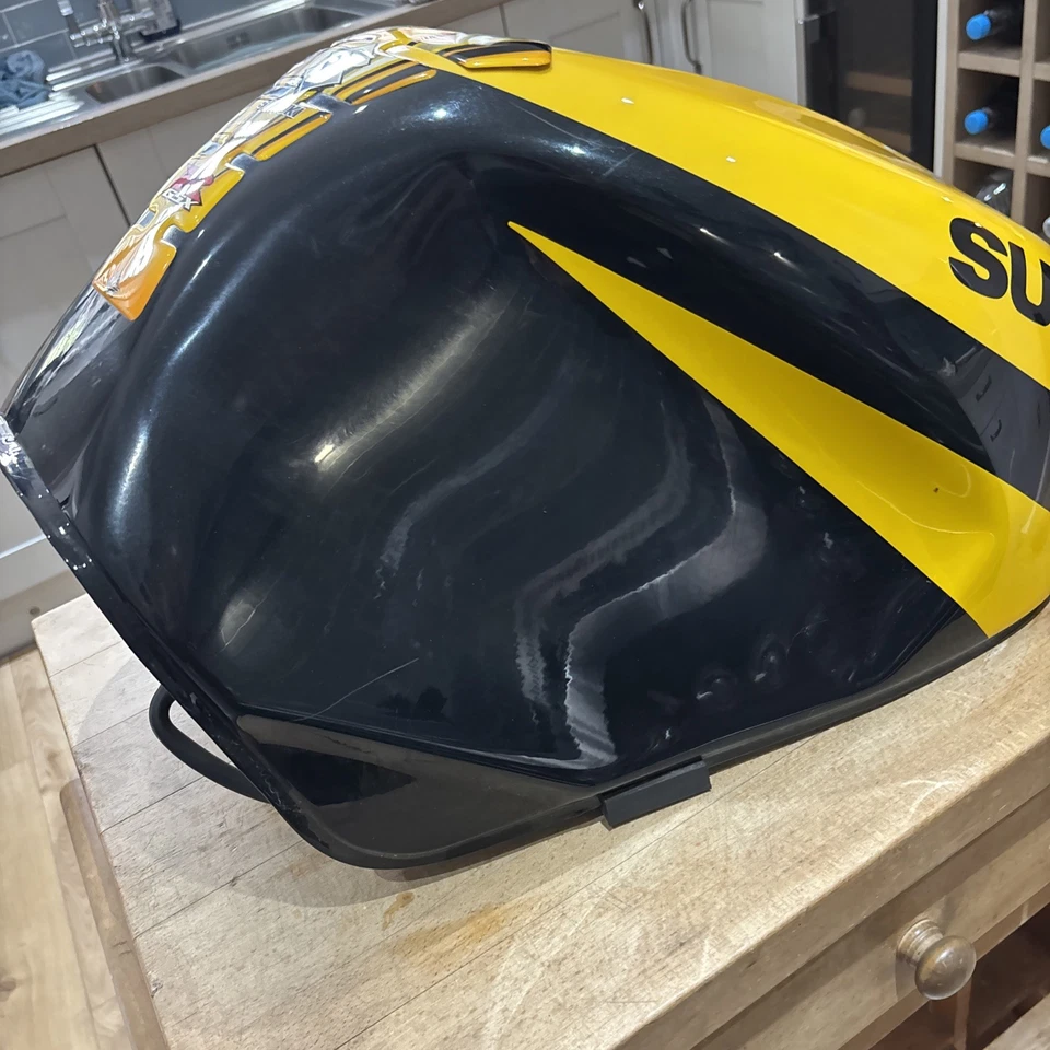Suzuki GSXR 750 Fuel Tank Petrol 2001 2002 K1 K2 GSXR750 Yellow Black  - Image 4 of 4