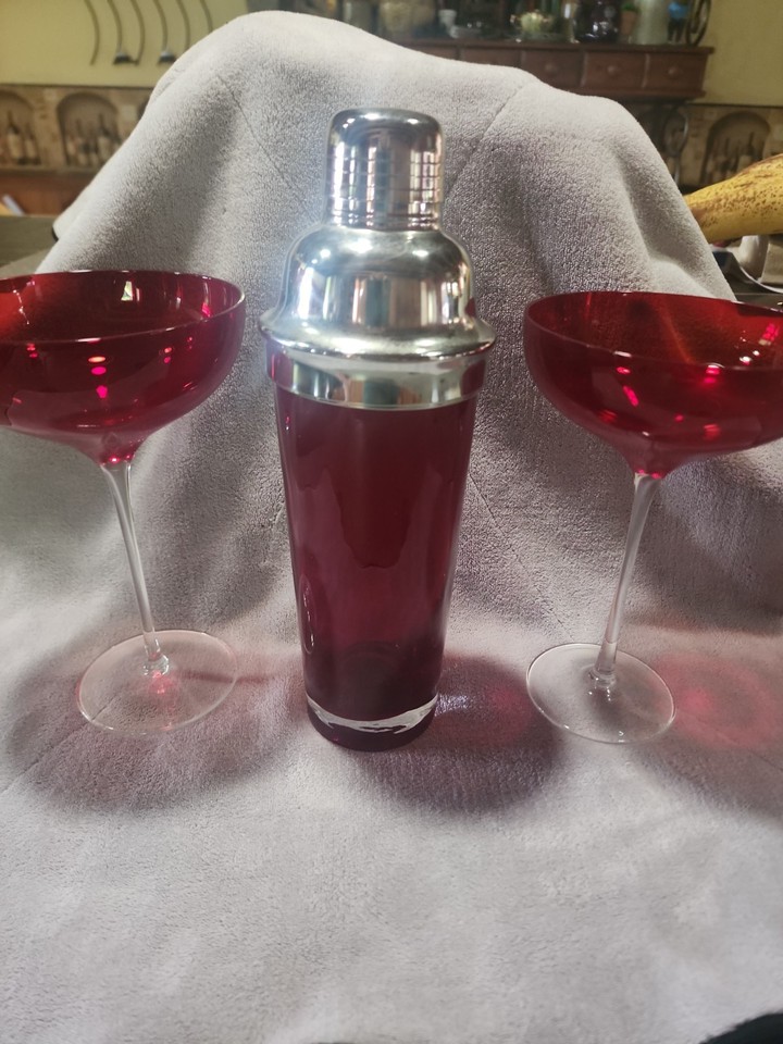 Chrome and ruby red glass in a matching shaker-and-glasses set — bold, graphic, and genuinely eye-catching on any bar cart.
