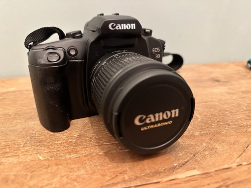 Canon EOS 30 analoge Kleinbildkamera mit 28-90mm Zoomobjektiv & Canon Kameragurt