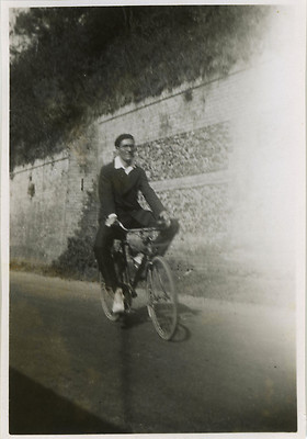 OLD PHOTO - VINTAGE SNAPSHOT - BIKE BICYCLE MEN BIG FUNNY - BIKE FUN