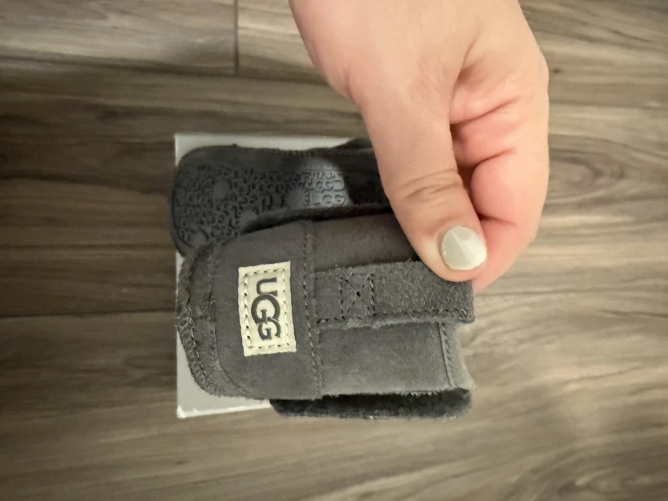 Botas Baby Uggs Talla 4 Gris Gamuza Cuero Forro Piel de Oveja Nuevas En Caja Foto 4 de 4