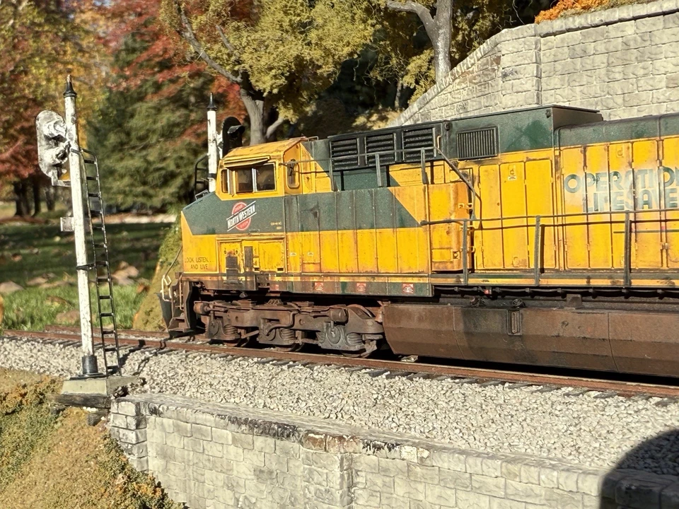 HO Scale Athearn Genesis CNW #8801 Dash 9 DCC/SOUND/NIB/Weathered - Image 2 of 4