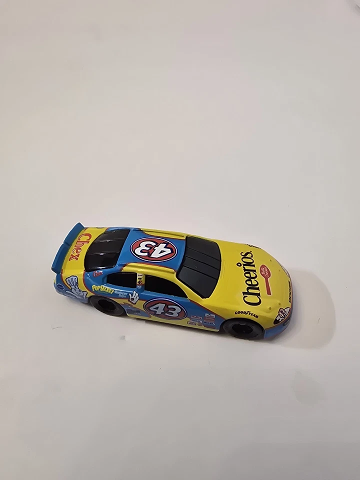 Coche Cheerios NASCAR #43 2003 fundido a presión suelto 1:64 Foto 2 de 2