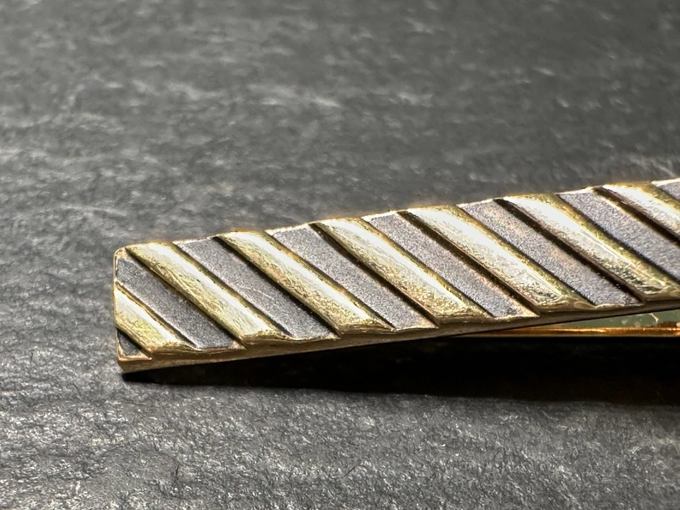 VINTAGE PIERRE CARDIN GOLD TONE RIDGED TIE CLIP H475 - Image 3 of 4