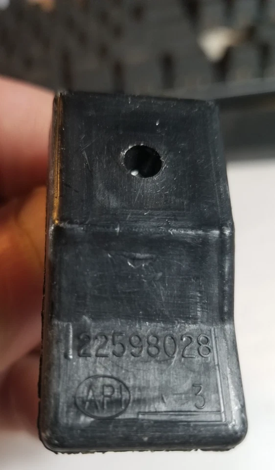 Placa de perno de barra de impacto de parachoques trasero OEM GM 22598028 1998-2007 varios GM (paquete de 2) Foto 4 de 4