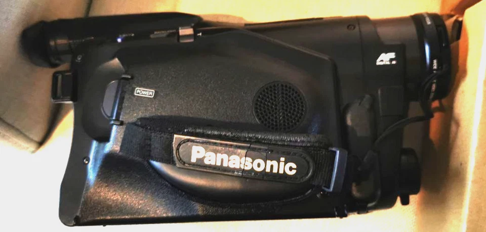 Panosonic NV-VX1B SlimVision VHS-C Movie Camera *Lots of Accessories* CCD Sensor - Image 3 of 4