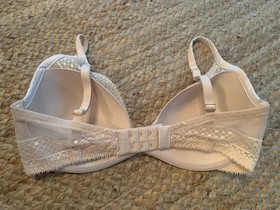 Victorias Secret 32DD Bra Incredible Lightly Lined Lace Half Pad Plunge
