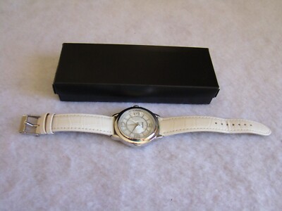 Pre-Owned Quartz Ladies White Faux Leather Silvertone Strap Watch Pearly Face