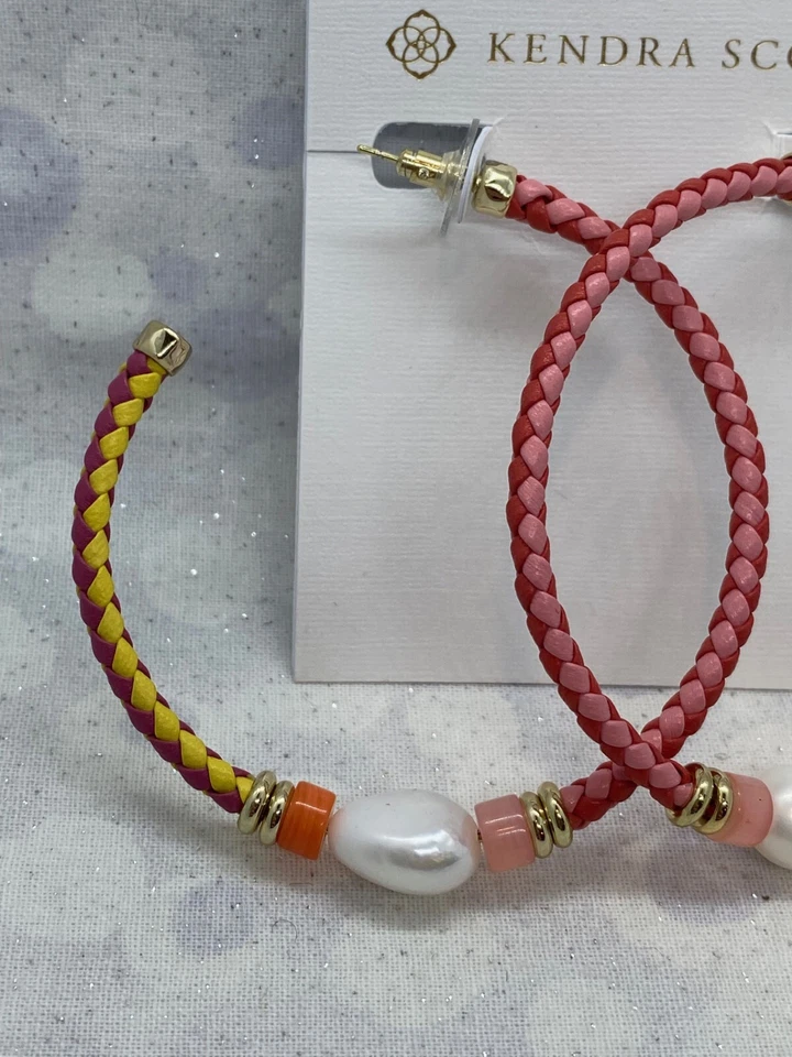 Pendientes de aro Kendra Scott Raven en mezcla de coral cuero perla tono dorado Foto 3 de 4