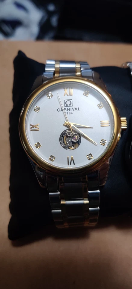 Reloj mecánico automático Carnival His & Hers. Dos tonos plata y oro. Usado. Foto 2 de 4