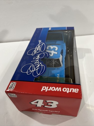 AUTOGRAPHED #43 Richard Petty 1970 Plymouth Superbird Auto World - Picture 8 of 10