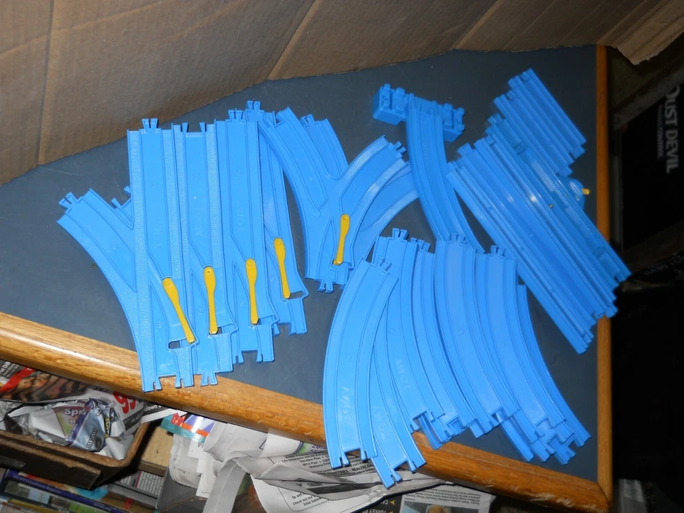 LOT 26 ASSORTED PIECES OF TOMY BLUE TRACK 1992 FOR THOMAS & FRIENDS TRAINS - Image 3 of 3