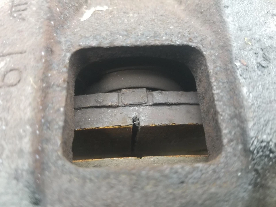 Pinza de freno trasera izquierda cercana lateral 2,3 diésel 2013 Mitsubishi ASX Foto 2 de 4