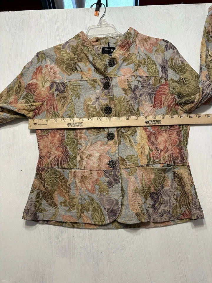 Chaqueta floral acolchada Analogy Petite para mujer talla pequeña mediana con botones delanteros Foto 4 de 4