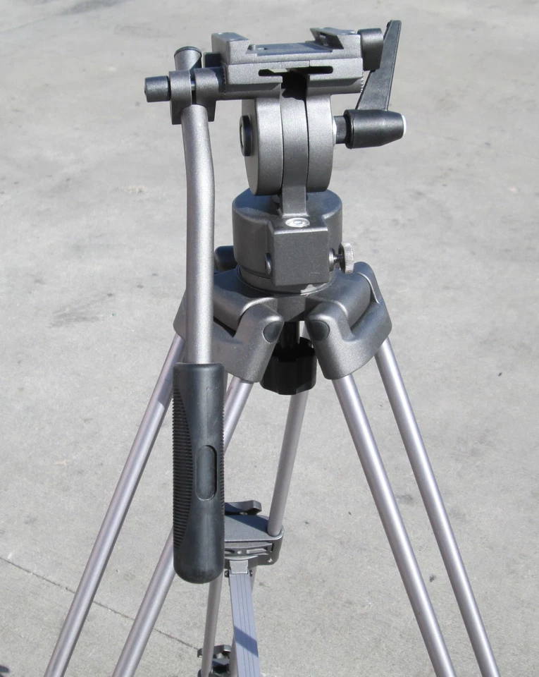 Trípode para cámara de video Ravelli AVTP Professional 55" 65 mm con cabezal de arrastre fluido Foto 2 de 4