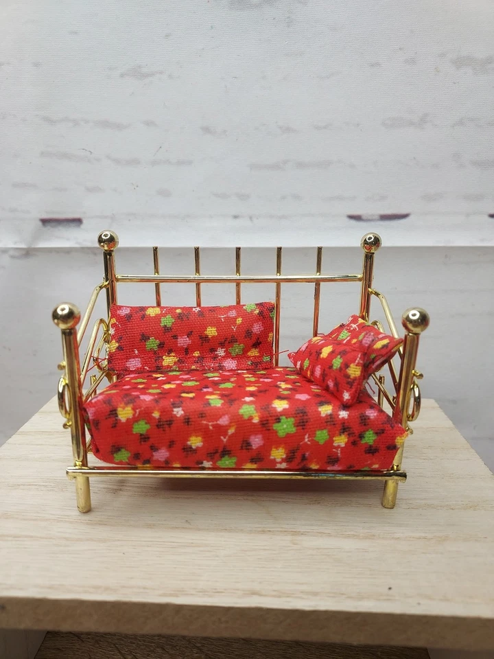 Travesseiros de colchão vintage metal cor bronze móveis em miniatura para casa de bonecas cama de dia - Imagem 2 de 4