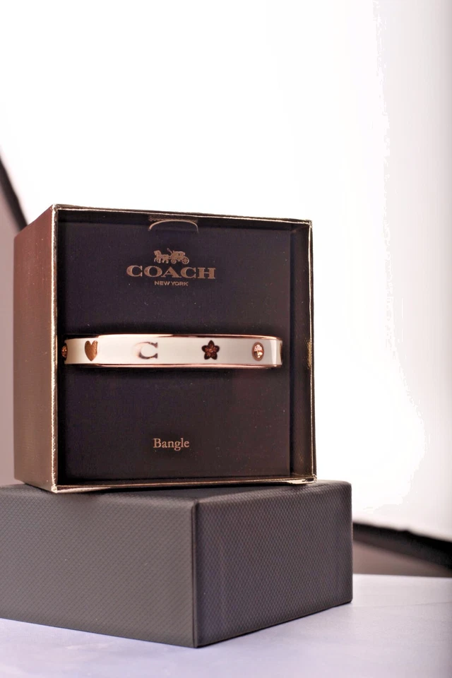 ¡Nuevo! Brazalete para mujer Coach New York tono dorado con motivo de esmalte rosa tiza Foto 4 de 4