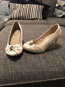 ivory court shoes mid heel