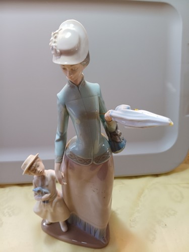 FIGURA DE DAMA CAMINANDO CON NIÑA LLADRO CON CAJA ORIGINAL PARAGUAS 1353 - Imagen 2 de 13