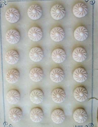 Card of 24 ~ 1/2" light Pink Lacy Pinwheel Dot Glass Buttons ~ new/old stock - Picture 2 of 2