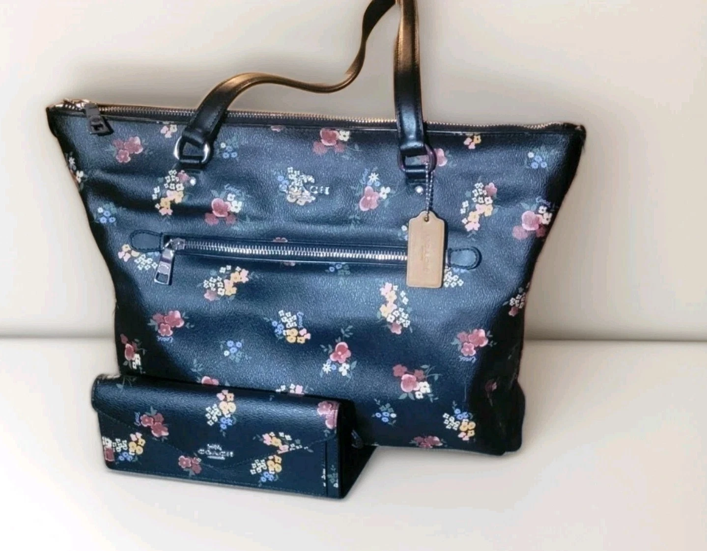 Borsa Coach Gallery con stampa fiori selvatici rivestita in tela nera e portafoglio abbinato