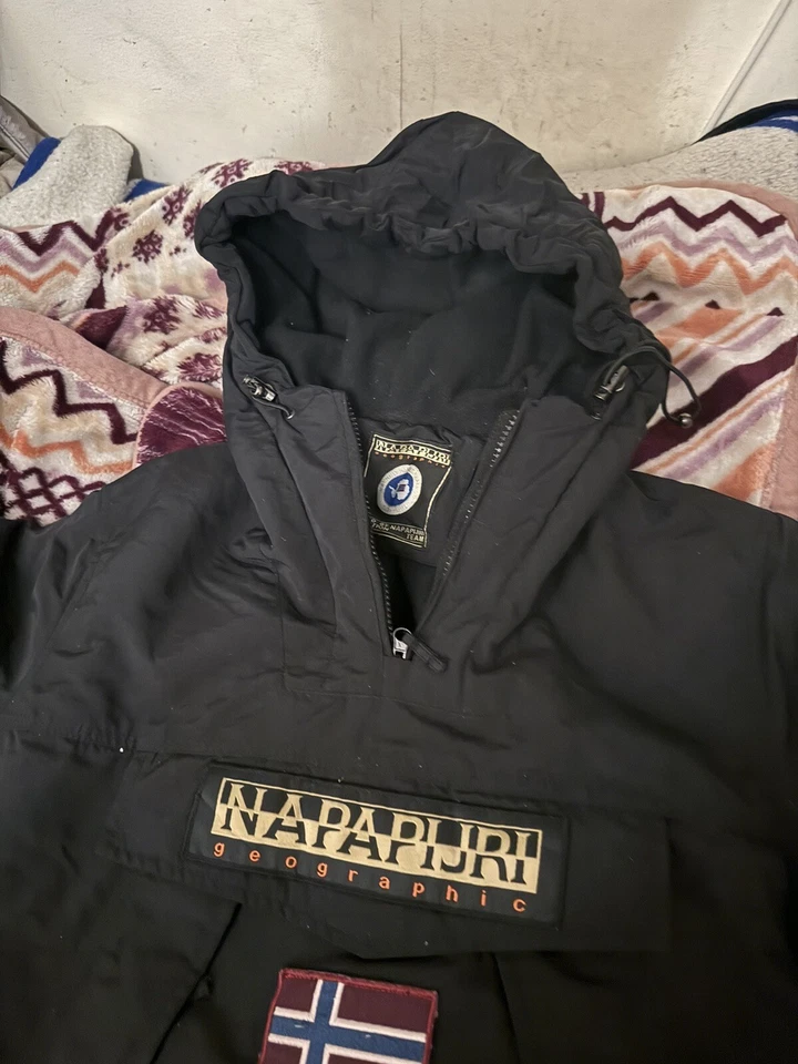 Napapijri Canguru Verde Tamanho M E Preto Tamanho S Usado Em Boa Forma Forsale - Imagem 4 de 4