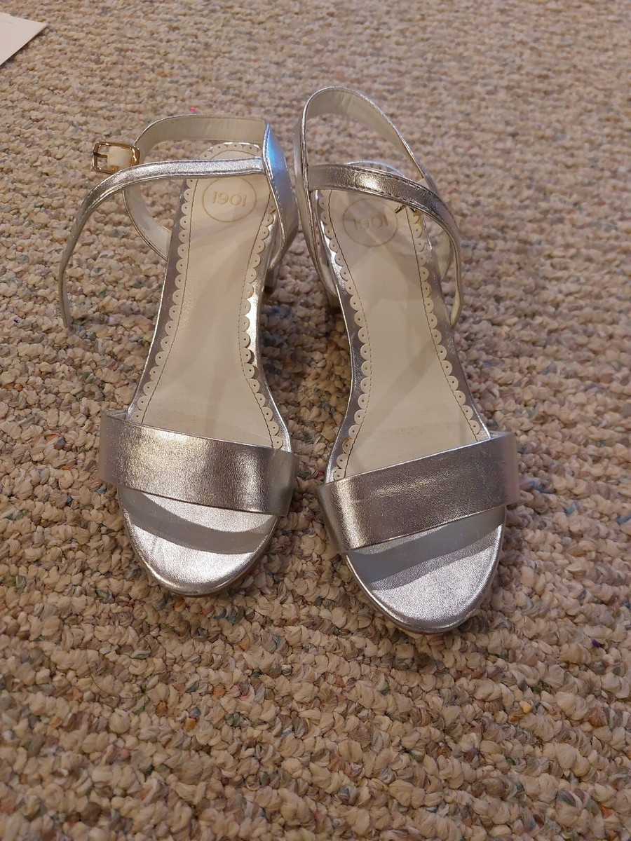 nordstrom silver dress shoes Girls dress shoes by 1901,from Nordstrom,size 4,Preowned,silver