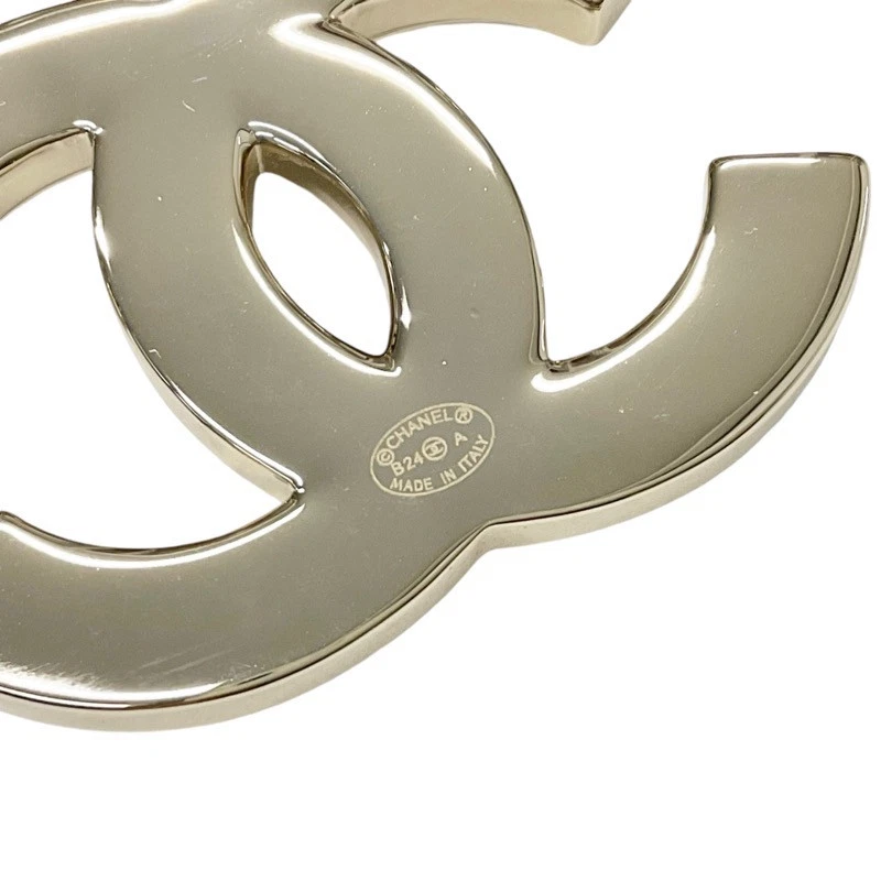 Broche CHANEL emblema CC resina branca ouro GP COCO B24A autêntico - Imagem 4 de 4