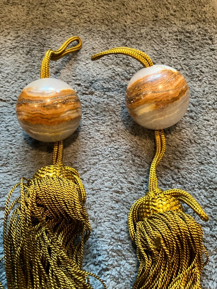 Pesas de pergamino japonesas: ónix natural con bandas con borlas trenzadas de seda dorada Foto 4 de 4