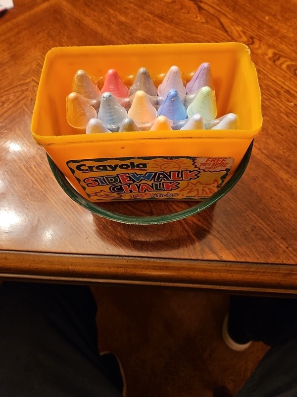 CRAYOLA SIDEWALK CHALK IN PLASTIC BUCKET 15 STICKS (NO LID) - VINTAGE SEALED NEW