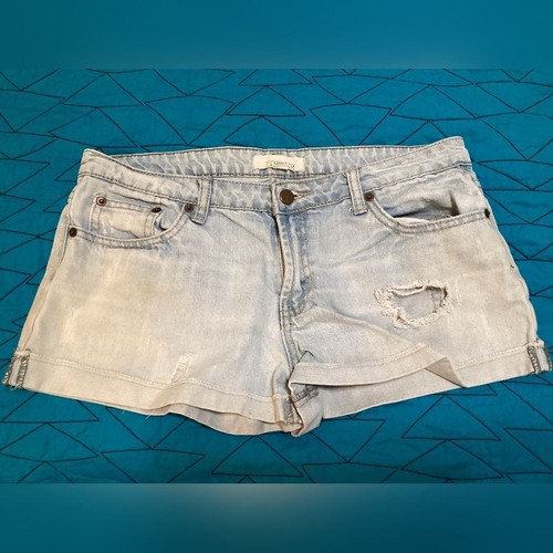 21 Denim Light Wash Distressed Denim Shorts with Cuffed Hem Size 29 - Picture 3 of 8
