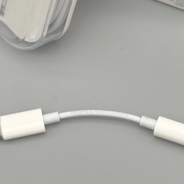 Genuine Apple iPhone Lightning to 3.5mm round Headphone Jack A1749 | Brand New - Image 3 of 4
