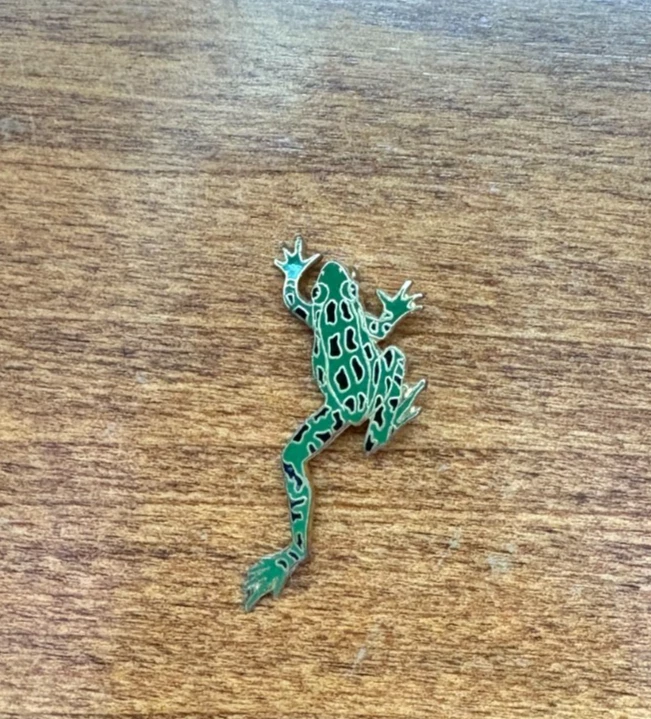 Broche prendedor vintage 1986 William Spear dorado esmalte rana verde y negro Foto 3 de 4