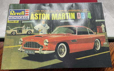 Revell Monogram 1/25 1960 Aston Martin DB4 Model Kit