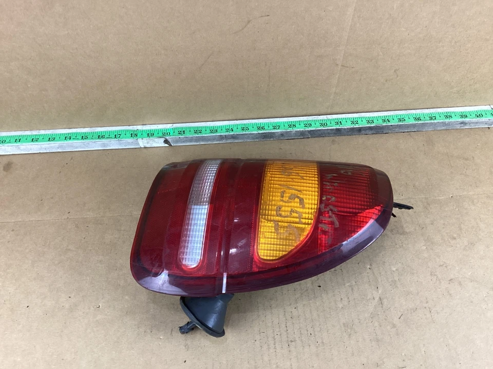 Conjunto de luz trasera derecha del lado del pasajero Ford Windstar 1995-1998 Foto 4 de 4