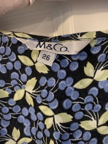 FLORAL PRINT M&Co TOP/BLOUSE smocked Round Neckline Size 26 - Picture 3 of 8