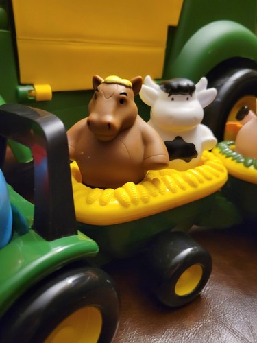 JOHN DEERE Kids LOT 3 in 1 Ride-On TRACTOR & Farmer Hayride & Animals Make Sound - Picture 4 of 13