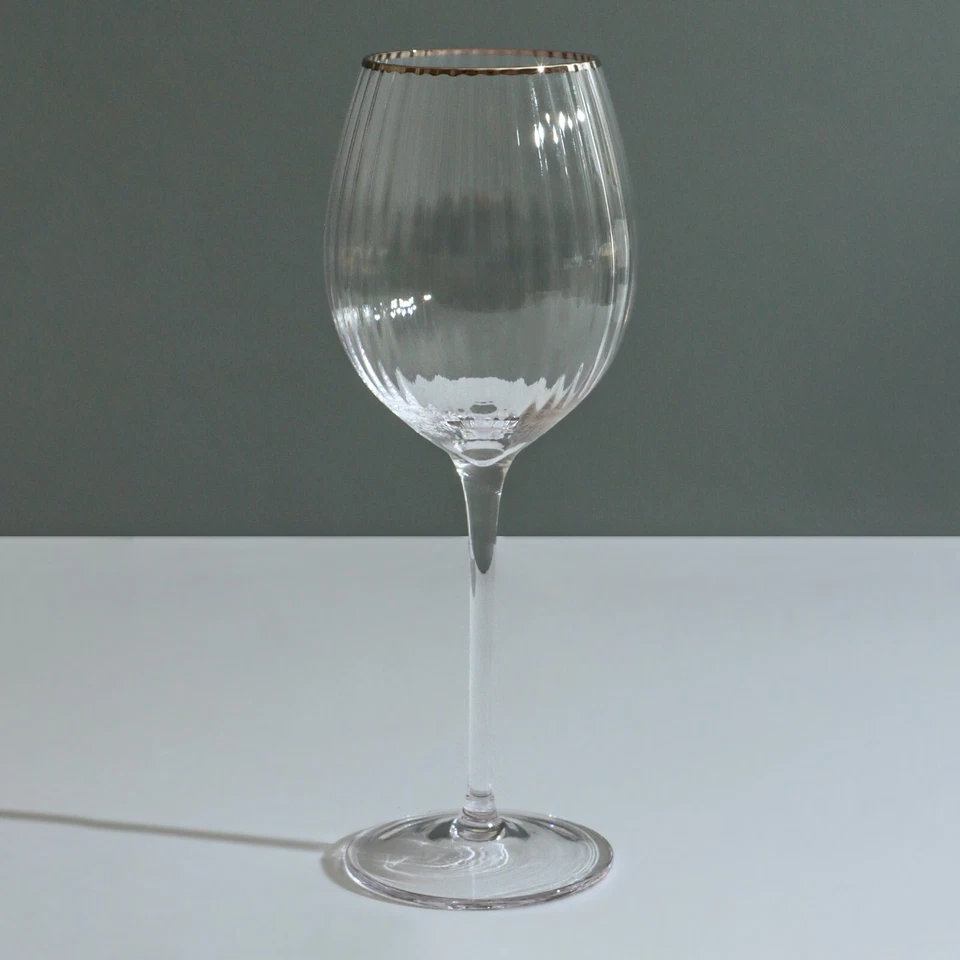 Juego de 4 copas de vino acanaladas con textura sutil G Decor con borde plateado Foto 3 de 4