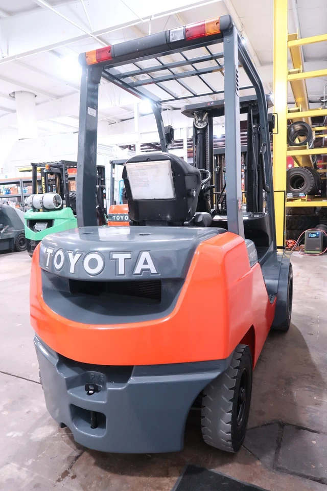 Toyota DIESEL Forklift, 8FDU25, 5,000# Pneumatic, Triple, Sideshift, 1DZ Engine! - Image 4 of 4