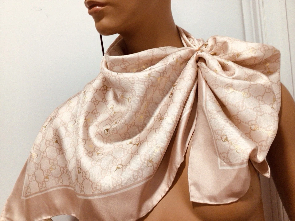 "BUFANDA DE SEDA GUCCI GG en polvo rosa/oro Horsebit (34"" x 34"")" Foto 2 de 4