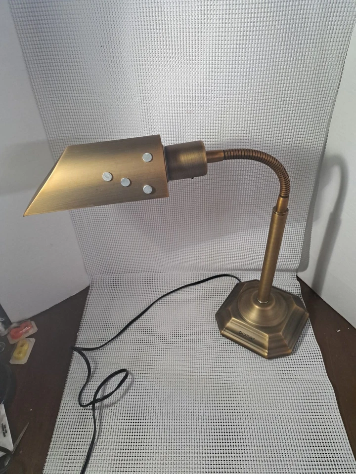 Lámpara de escritorio OttLite Alexander 20 vatios, latón miel, #20C15HB1, falta borde de latón Foto 2 de 4