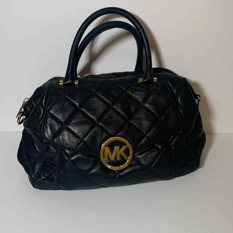 Michael Kors 绗缝黑色/金色钱包 — 第 3/4 张图片