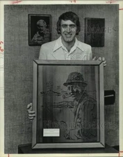 1978 Press Photo David Young of Houston holds a wood relief of Bing Crosby-Texas