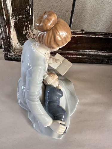 A Mothers Touch Porcelain Figurine Mothers Day 1984 AVON Mom Children VTG Figure - Picture 7 of 8