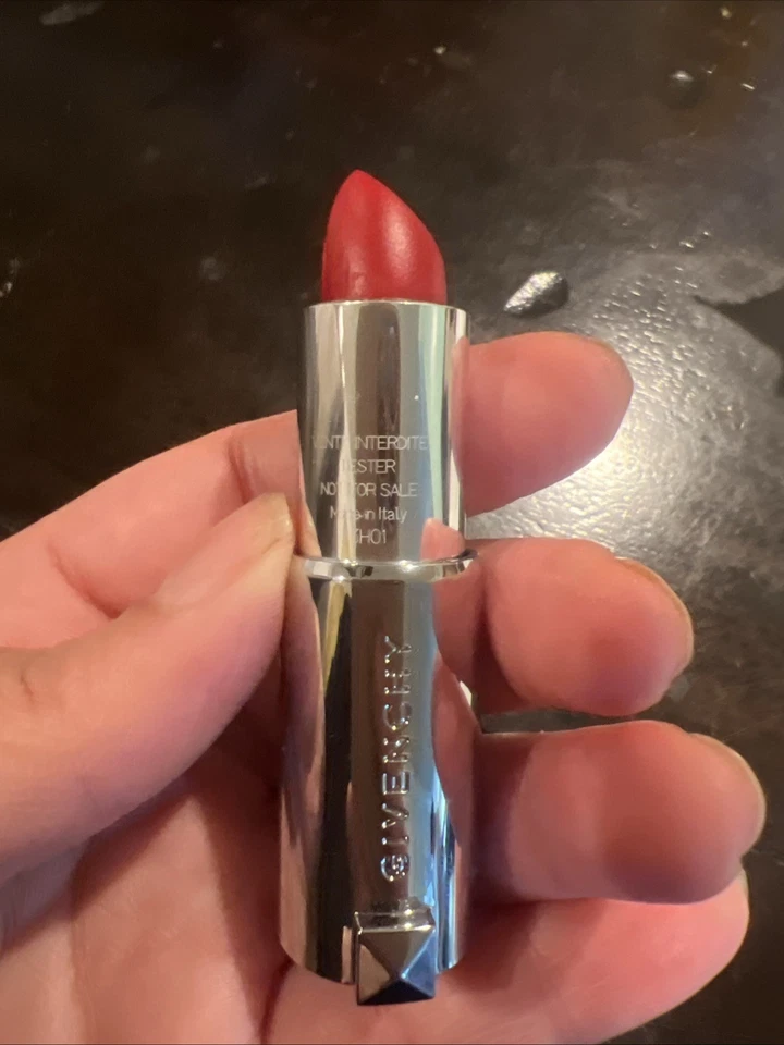 Lápiz labial Givenchy Deep Velvet # 36 Foto 3 de 3