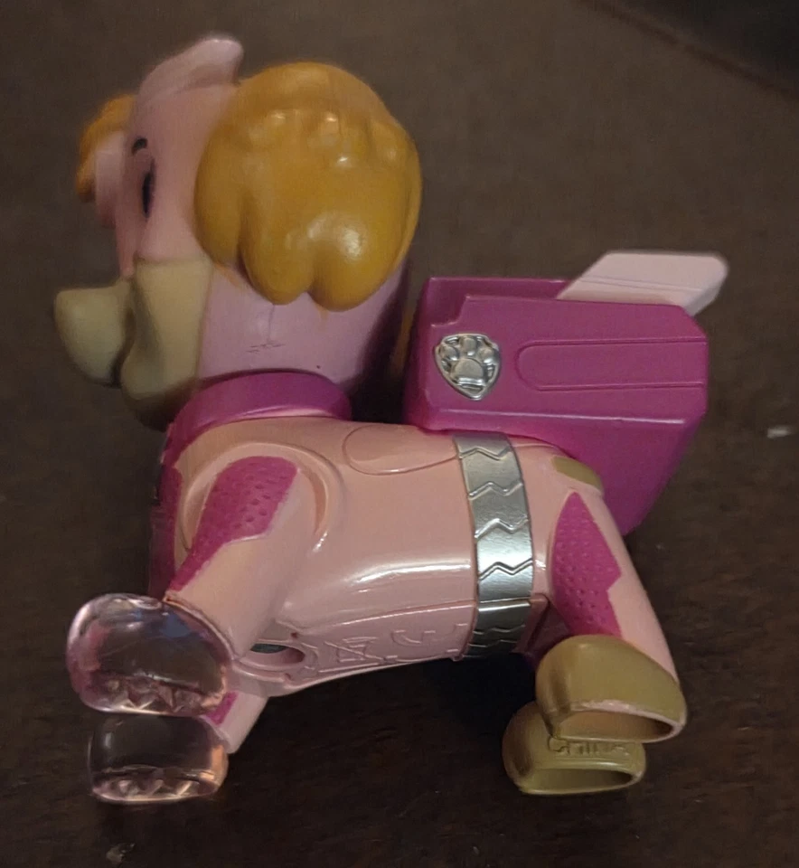 Figura Skye de cachorros de la Patrulla Canina insignia iluminada y pies juguete rojo rosa Foto 4 de 4