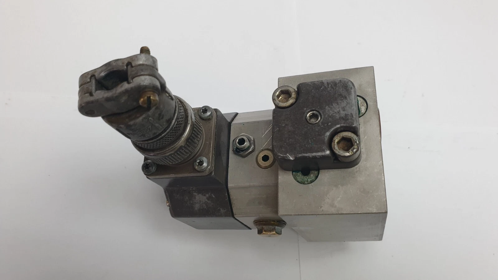 Rexroth 4WS2EM10 servo valve side with connector plug and cable clamp