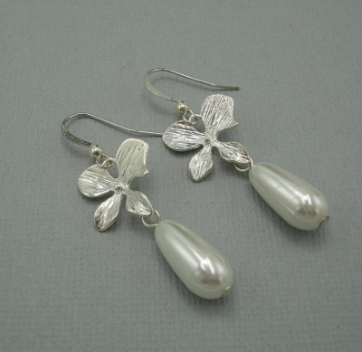 VINTAGE PEARL ORCHID FLOWER DANGLE EARRINGS.
